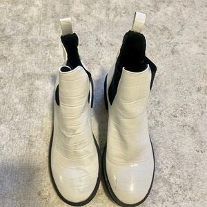Forever 21 White Croc-Textured Ankle Boots
